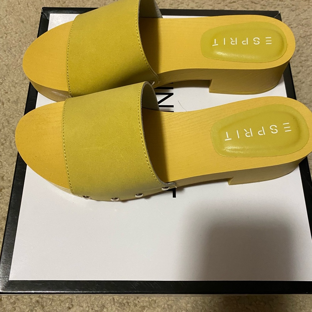 Yellow spirit size 8 clogs